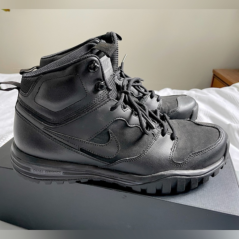 Nike Men’s Manoa Leather Black Sneakers